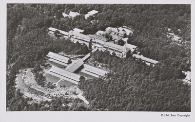 130668 Luchtfoto van het sanatorium Zonnegloren (Soesterbergsestraat 125) te Soest.